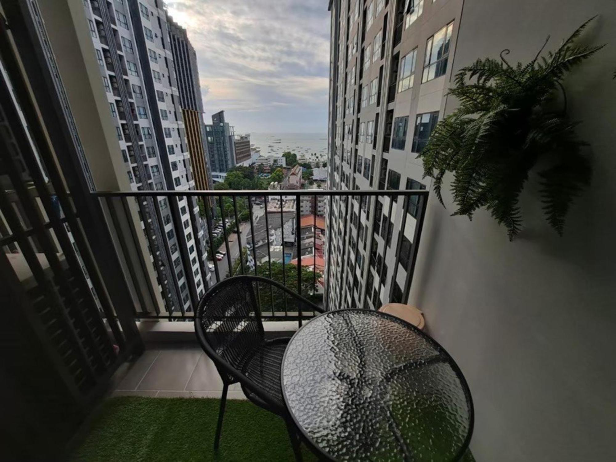 The Base Central Pattaya By Mickey Exterior photo