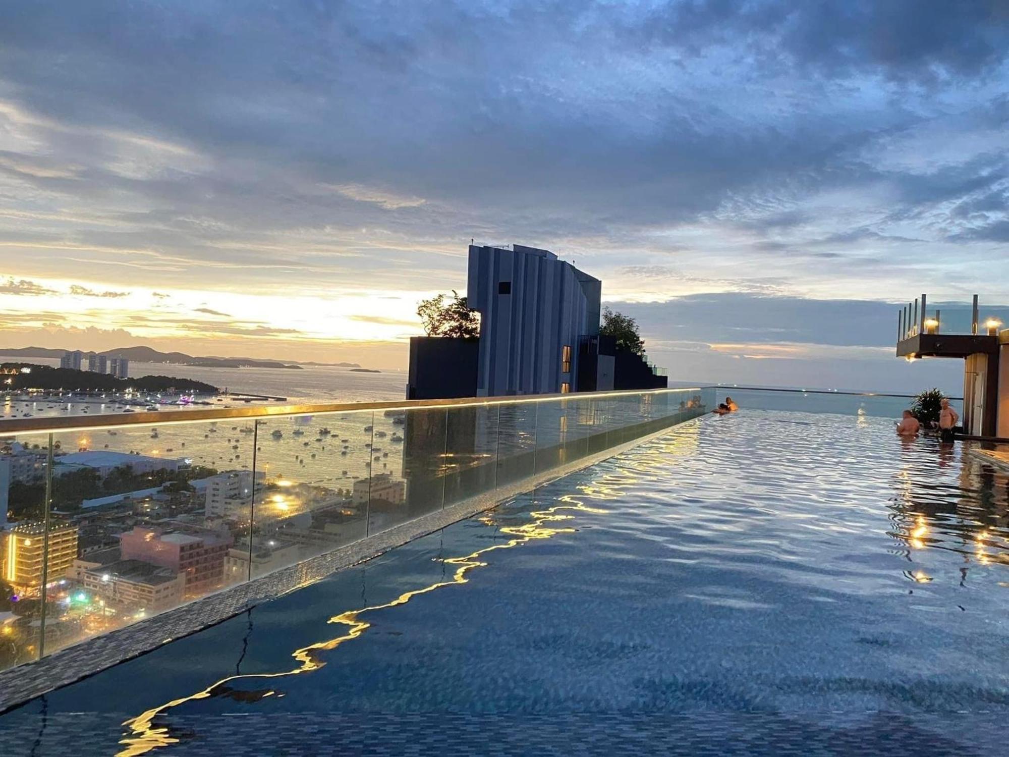 The Base Central Pattaya By Mickey Exterior photo